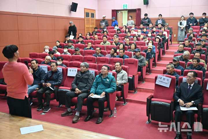 [완주=뉴시스] 김재천 완주군의회 부의장이 17일 고산면사무소에서 열린 '2025년 완주한우협회 발효사료 농가교육'에 참석해 지역 축산농가와 현안에 대해 소통하는 시간을 가졌다. (사진= 완주군의회 제공) 2025.11.17 *재판매 및 DB 금지