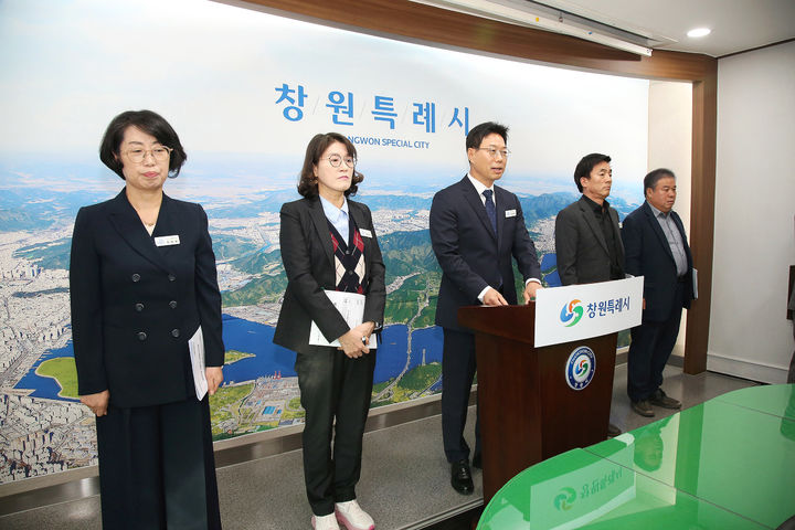 [창원=뉴시스] 강경국 기자 = 서정국 경남 창원시 의창구청장이 17일 시청 프레스센터에서 4분기 정례브리핑을 하고 있다. (사진=창원시청 제공). 2025.11.17. photo@newsis.com *재판매 및 DB 금지