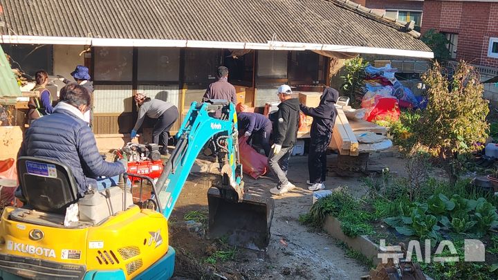 남해군, 귀촌인 등 20여명 저소득 가구 주거환경 개선 나서