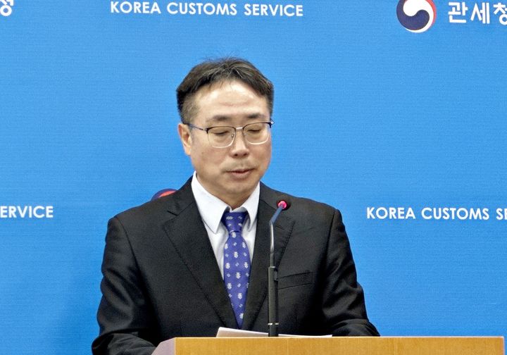 [대전=뉴시스] 17일 관세청 김정 조사국장이 정부대전청사에서 '초국가 범죄수익 해외유출 원천 봉쇄' 대책에 대해 브리핑 하고 있다.2025.11.17. kys0505@newsis.com *재판매 및 DB 금지