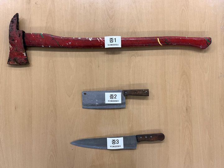 [부산=뉴시스] 부산해경이 압수한 흉기. (사진=부산해경 제공) 2025.11.17. photo@newsis.com&nbsp; *재판매 및 DB 금지