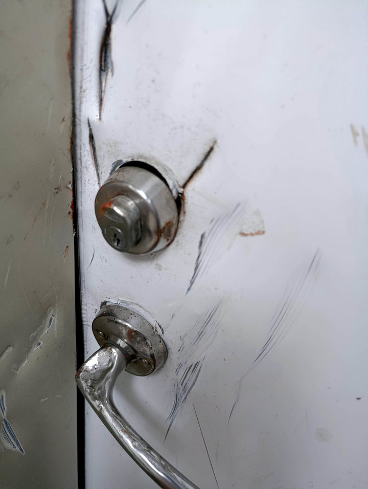 [부산=뉴시스] 흉기 등으로 동료 선원 침실 출입문을 파손한 모습. (사진=부산해경 제공) 2025.11.17. photo@newsis.com&nbsp; *재판매 및 DB 금지