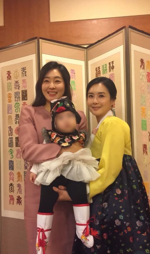 [서울=뉴시스] 박진희, 최정윤과 딸의 모습. (사진=최정윤 인스타그램 캡처) 2025.11.17. photo@newsis.com *재판매 및 DB 금지