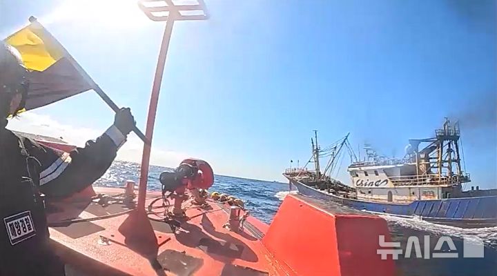 [제주=뉴시스] 서귀포해양경찰서가 15일 오전 서귀포시 마라도 해상에서 무허가 중국어선을 나포하고 있다. (사진=서귀포해양경찰서 제공) 2025.11.17. photo@newsis.com 