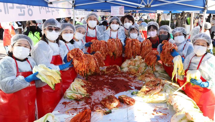 [대구=뉴시스] 대구 달서구는 달서구자원봉사센터 주관으로 '2025 희망+ 김장나눔 한마당'을 구청 앞마당에서 개최했다. (사진=대구 달서구 제공) 2025.11.17. photo@newsis.com *재판매 및 DB 금지