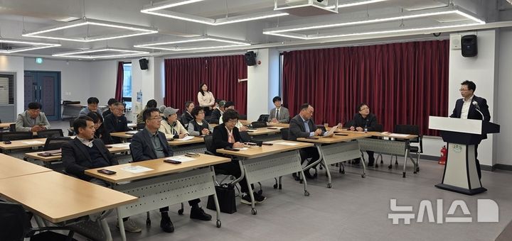 [경기광주=뉴시스]광주시가 '오포대교~양촌사거리 도로 개설 공사'에 대한 주민설명회를 열었다(사진=광주시 제공)2025.11.17.photo@newsis.com