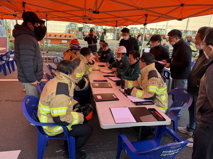 [천안=뉴시스] 김석필 천안시장 권한대행을 비롯한 시 관계자들과 한국전력 등 관계기관들이 17일 화재 현장 인근에서 대책회의를 갖고 있다. (사진=천안시 제공) 2025.11.17 photo@newsis.com *재판매 및 DB 금지