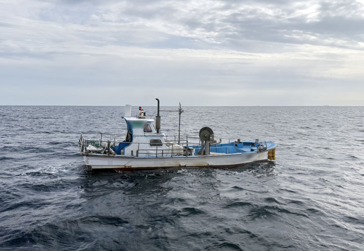 [부산=뉴시스] 부산 수영구 민락항 남동쪽 약 9㎞ 해상에서 선장이 실종된 채 발견된 소형어선. (사진=부산해경 제공) 2025.11.17. photo@newsis.com&nbsp; *재판매 및 DB 금지