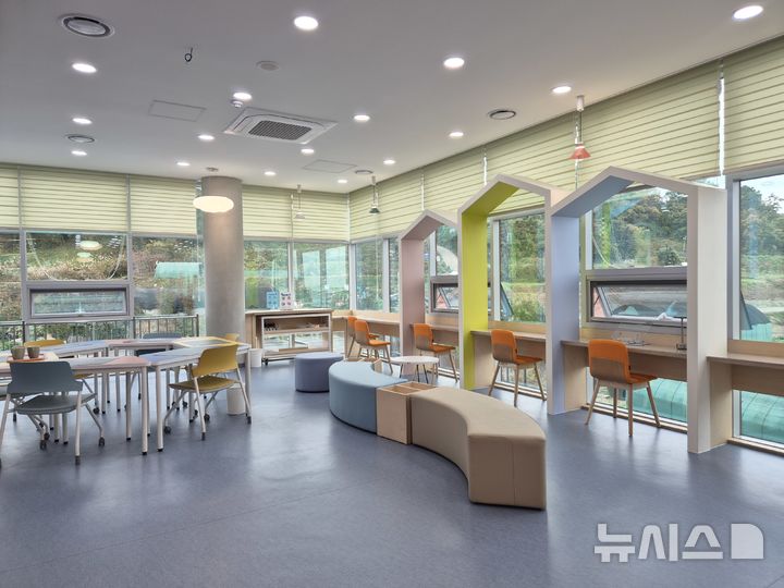 [울산=뉴시스] 구미현 기자 = 울산 북구 당사항 옛 동해분교 자리에 지어진 울산어린이독서체험관 모습. 2025.11.17. gorgeouskoo@newsis.com