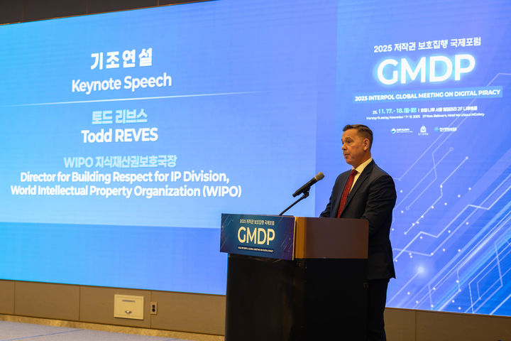제리 토드 리브스 세계지식재산권기구(WIPO) 지식재산권보호국장은 17일 서울 마포 호텔 나루 서울 엠겔러리에서 열린 '2025 저작권 보호 집행 국제포럼 및 인터폴 디지털 불법복제에 관한 글로벌 회의(GMDP)'에서 기조연설하고 있다. (사진=문화체육관광부 제공) *재판매 및 DB 금지