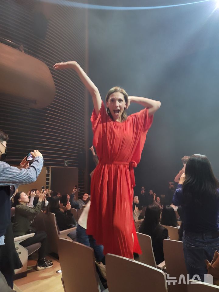  [서울=뉴시스]최희정 기자= 14~16일 서울 강서구 LG아트센터에서 예테보리 오페라 댄스 컴퍼니가 알렉산더 에크만이 안무한 '해머'를 선보였다. 1막 후반부에서 객석으로 건너온 무용수들이 관객들에게 사진 촬영 요청 후 포즈를 취하고 있다. dazzling@newsis.com 2025.11.17.