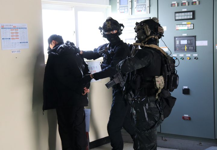 [보은=뉴시스] 육군 37사단 대테러부대 공조팀이 17일 충북 보은군에서 대테러종합 훈련 중 국가중요시설에 침투한 모의 테러범을 검거하고있다. (사진= 육군37사단 제공) 2025.11.17. photo@newsis.com *재판매 및 DB 금지