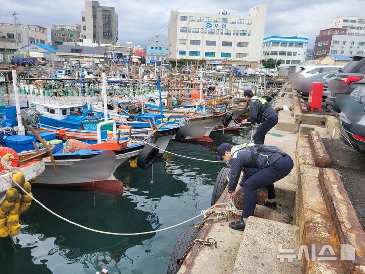 [제주=뉴시스] 제주해양경찰서 정박 어선 안전 점검 자료 사진. (사진=제주해양경찰서 제공) 2025.11.17. photo@newsis.com