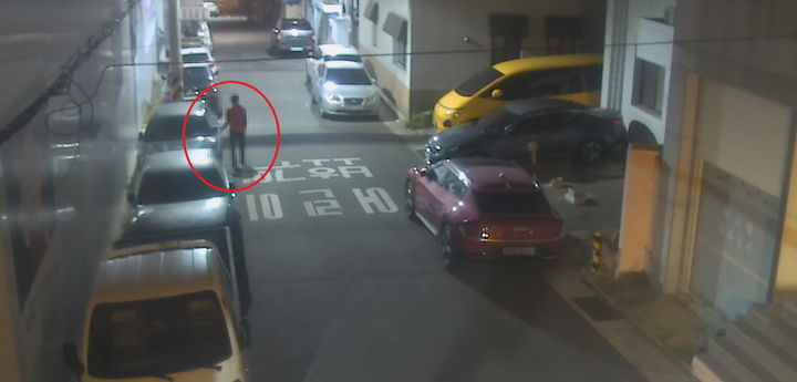 [울산=뉴시스] 구미현 기자 =울산 중구 CCTV통합관제센터 관제요원은 CCTV 화면을 살피던 중 17일 오전 2시 43분경 남성 1명이 우정동 행정복지센터 인근 주택가 골목길을 배회하다 주차된 차량에 다가가 손잡이를 잡아당기는 모습을 포착했다. 해당 CCTV 화면 (사진=울산시 중구 제공) 2025.11.17. photo@newsis.com *재판매 및 DB 금지