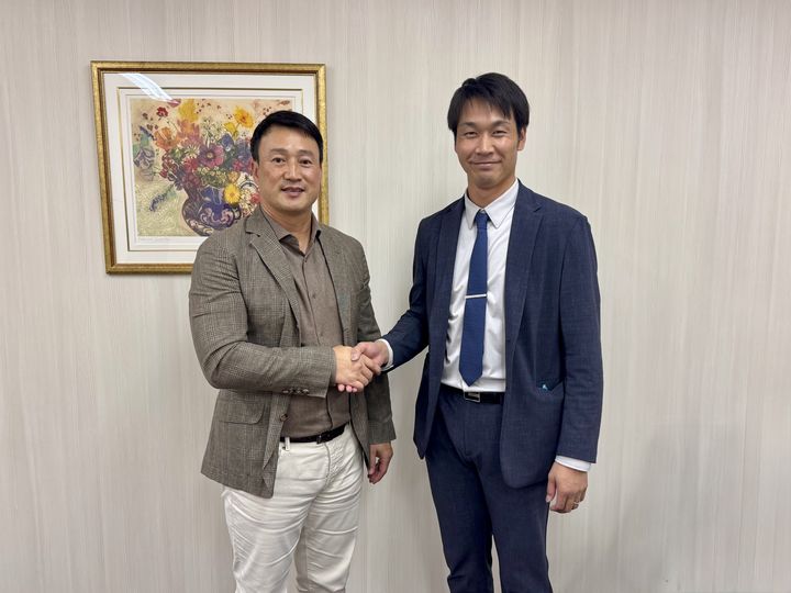 [서울=뉴시스] 프로야구 SSG 랜더스에 아시아쿼터 선수로 합류한 일본인 우완 투수 다케다 쇼타가 김재현 SSG 단장과 악수하고 있다. (사진=SSG 랜더스 제공) 2025.11.17. photo@newsis.com *재판매 및 DB 금지