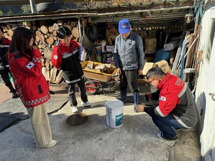 [동해=뉴시스] 동해시가 가을철 가을철 산불예방을 위해 화목보일러와 영농부산물 소각 행위 등을 점검하고 있다.(사진=동해시 제공)photo@newsis.com *재판매 및 DB 금지