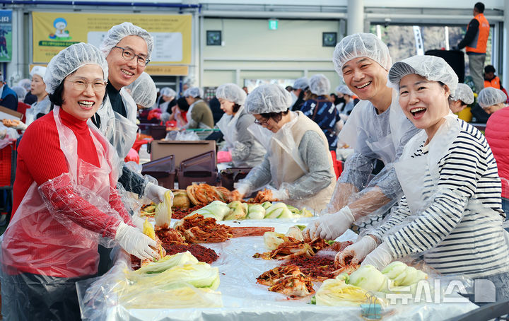 [평창=뉴시스] 17일 '평창고랭지김장축제'가 열리고 있는 강원 평창군 진부면민체육공원 체험장에 축제장을 찾은 방문객들이 즐거운 표정으로 김장을 담그고 있다. (사진=평창군 제공) 2025.11.17. photo@newsis.com