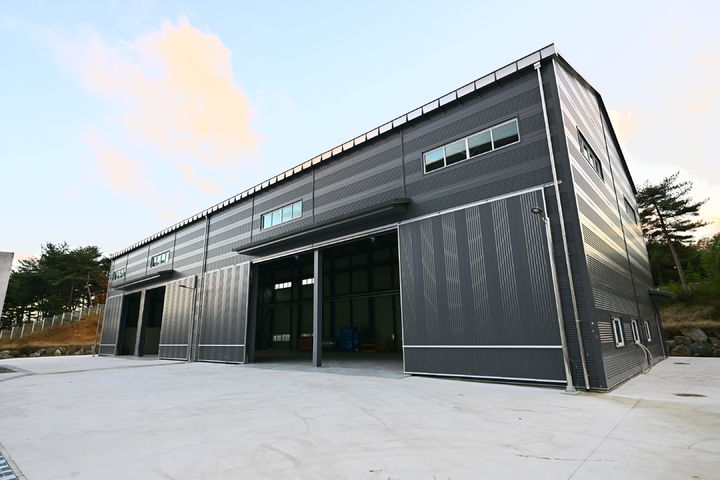 [속초=뉴시스] 속초시 폐비닐 전문 선별시설 전경.(사진=속초시 제공)photo@newsis.com *재판매 및 DB 금지