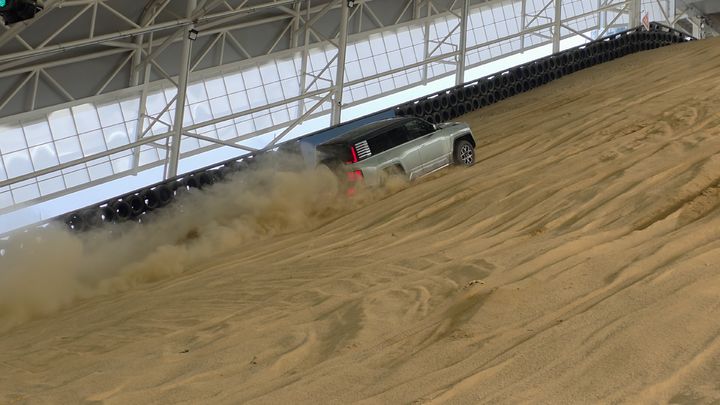 [정저우=뉴시스] 박현준 기자 = 지난 13일 중국 정저우 서킷 '모래 경사로 구역'을 오르고 있는 양왕 U8. 2025.11.18 parkhj@newsis.com *재판매 및 DB 금지