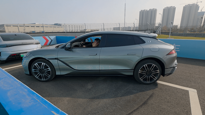 [정저우=뉴시스] 박현준 기자 = 지난 13일 중국 정저우 서킷에서 지능형 평행 주차를 선보이고 있는 덴자 Z9GT. 2025.11.18 parkhj@newsis.com *재판매 및 DB 금지