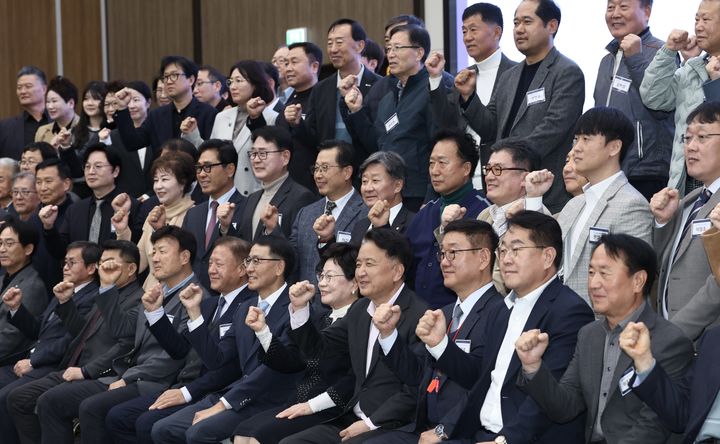 17일 충북 청주시 흥덕구 오송읍 청주오스코에서 열린 충북 발전 정책세미나 참석자들이 파이팅을 하고 있다.(사진=충북도 제공) *재판매 및 DB 금지