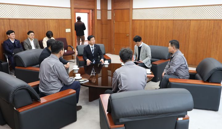 [광주=뉴시스] 박병규 광주 광산구청장이 17일 오후 대형 화재 이후 6개월 만에 공장 재가동에 나선 금호타이어 광주공장을 방문해 환영의 뜻을 전하고 있다. (사진 = 광주 광산구 제공) 2025.11.17. photo@newsis.com *재판매 및 DB 금지