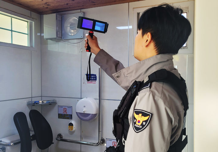 [광주=뉴시스] 17일 광주 광산경찰서 우산지구대 소속 경찰관이 관내 공중화장실에서 불법 카메라 설치 여부 등을 점검하고 있다. (사진 = 광산경찰서 제공) 2025.11.17. photo@newsis.com *재판매 및 DB 금지