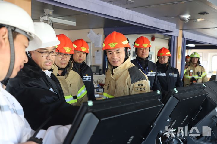 [인천=뉴시스] 임원섭 인천소방본부장(왼쪽 다섯번째)이 인천항 7부두 정박 벌크선 화재 대비 합동훈련을 참관하고 있다. (사진=인천소방본부 제공) 2025.11.17. photo@newsis.com