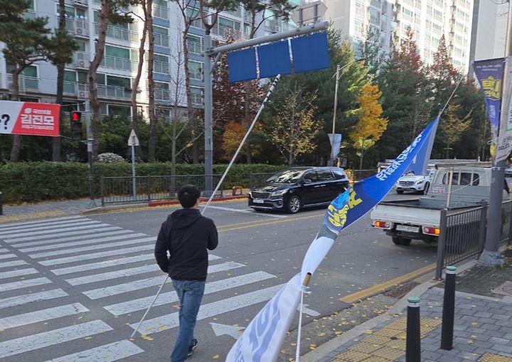17일 오전 충북 청주시 서원구 사직2동 한 횡단보도 앞에서 이광희 국회의원의 현수막이 철거되고 있다. (사진=이광희 의원실 제공) *재판매 및 DB 금지