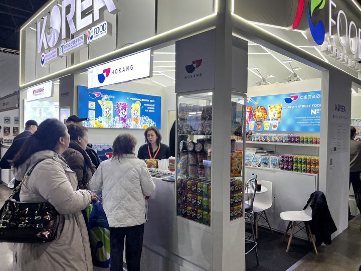 [세종=뉴시스] 한국농수산식품유통공사(aT)는 '2025 알마티 국제식품 박람회'에 참가해 245만 달러(약 35억7332만원) 규모의 업무협약 3건을 체결했다고 17일 밝혔다. (사진=aT 제공) 2025.11.17. photo@newsis.com *재판매 및 DB 금지