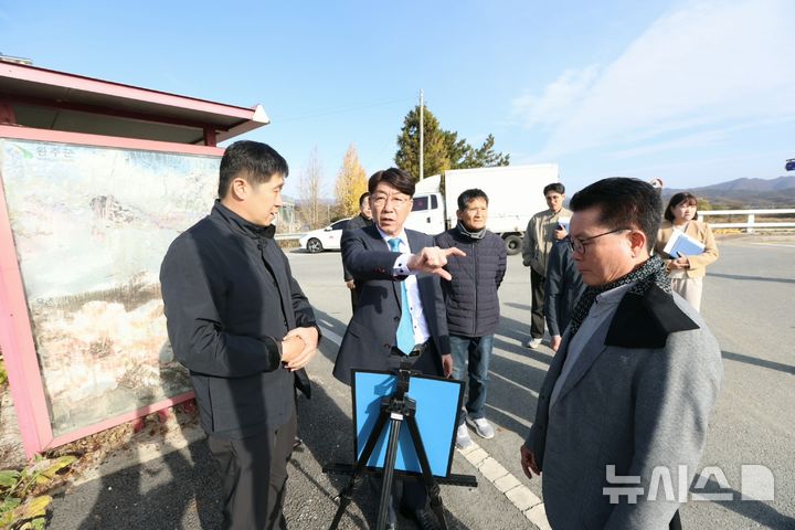 [전주=뉴시스]윤난슬 기자 = 우범기 전주시장은 17일 '2025 찾아가는 시민과의 대화'에서 제기된 민원 후속 조치 차원에서 아중천, 소양천, 송천제2어린이공원 등 3곳을 방문해 현장을 점검했다고 밝혔다. (사진=전주시 제공) 2025.11.17. photo@newsis.com