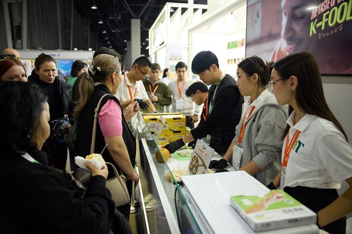 [세종=뉴시스] 한국농수산식품유통공사(aT)는 '2025 알마티 국제식품 박람회'에 참가해 245만 달러(약 35억7332만원) 규모의 업무협약 3건을 체결했다고 17일 밝혔다. (사진=aT 제공) 2025.11.17. photo@newsis.com *재판매 및 DB 금지