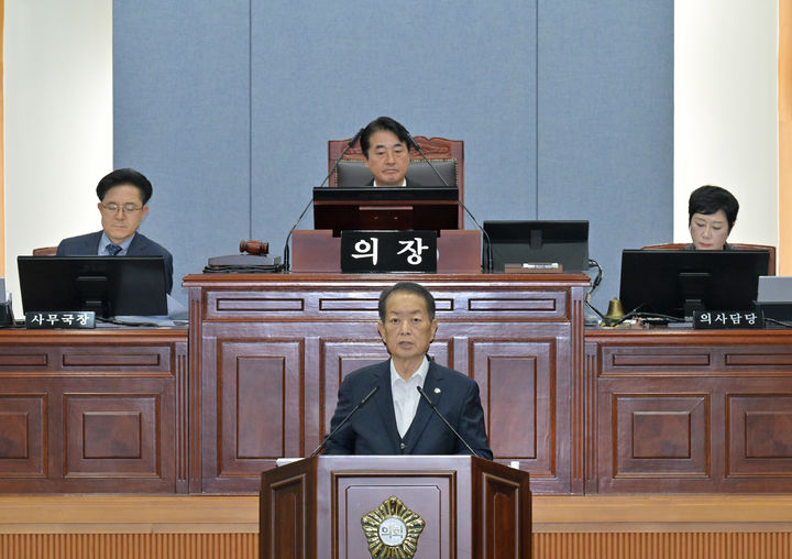 [울산=뉴시스] 서동욱 울산 남구청장이 지난달 17일 오후 남구의회 본회의장에서 열린 제274회 제2차 정례회 제1차 본회의에서 2026년도 예산안을 제출한 뒤 시정연설을 하고 있다. (사진=울산 남구 제공) 2025.11.17. photo@newsis.com *재판매 및 DB 금지