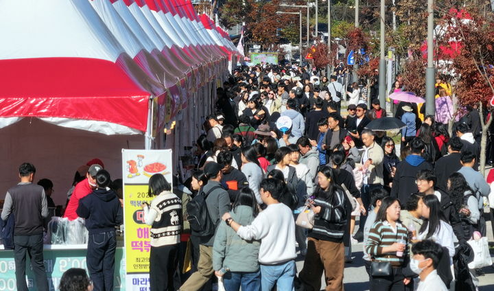 [순창=뉴시스] 지난 15일과 16일 순창발효테마파크 및 전통고추장민속마을 일원에서 열린 '2025 순창 코리아 떡볶이 페스타', 많은 인파가 몰리면서 총 80개의 부스마다 떡볶이를 사려는 방문객들이 줄을 선 모습이다. *재판매 및 DB 금지