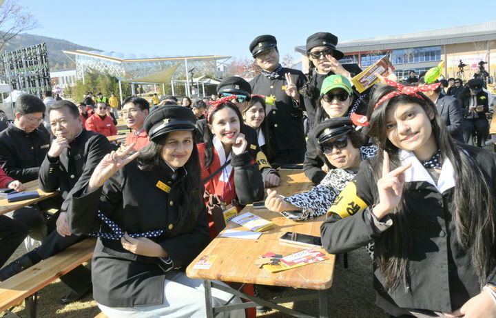 [순창=뉴시스] 지난 15일과 16일 순창발효테마파크 및 전통고추장민속마을 일원에서 열린 '2025 순창 코리아 떡볶이 페스타', 현장의 외국인 방문객들이 즐거운 표정으로 사진을 찍고 있다. *재판매 및 DB 금지