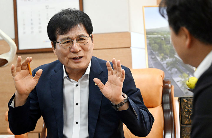 [함평=뉴시스] 이현행 기자 = 이상익 함평군수가 지난 17일 뉴시스와 인터뷰를 하고 있다. 2025.11.17. lhh@newsis.com *재판매 및 DB 금지