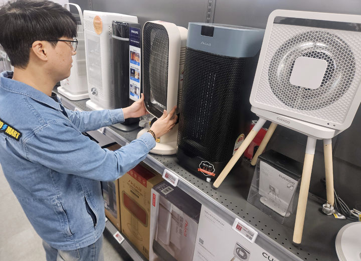 [서울=뉴시스] 이마트는 본격적인 겨울 추위에 대비해 전기매트, 히터 등 할인 판매하는 '난방·방한용품 기획전'을 연다고 18일 밝혔다.(사진=이마트 제공) *재판매 및 DB 금지