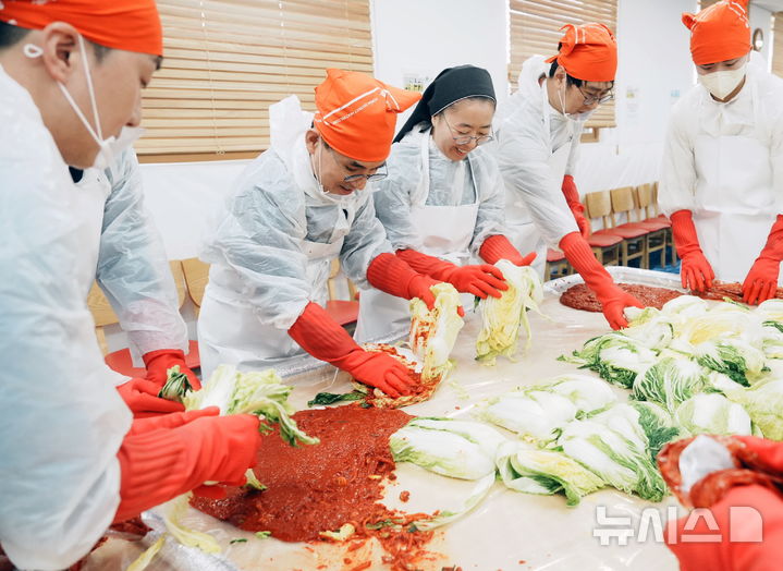 [세종=뉴시스]한국지역난방공사는 올해로 15년째를 맞은 '사랑나눔 김장행사'를 통해 지역 내 소외계층 어르신들의 따뜻한 겨울나기를 지원했다.왼쪽 두번째 한난 김부헌 부사장.(사진=한난 제공)