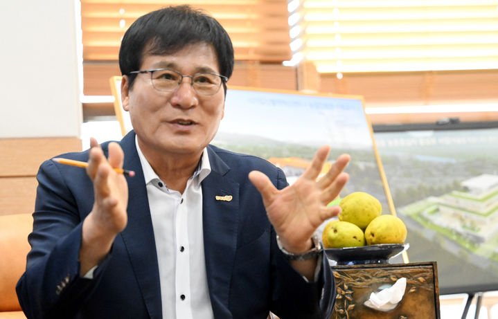 [함평=뉴시스] 이현행 기자 = 이상익 함평군수가 지난 17일 뉴시스와 인터뷰를 하고 있다. 2025.11.17. lhh@newsis.com *재판매 및 DB 금지