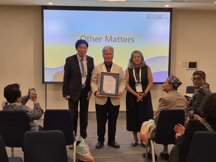 [서울=뉴시스] 17일 제27차 국제박물관협회 두바이 대회(ICOM Dubai 2025)에서 감사패를 받은 배기동 명예위원장(가운데) (사진=국제박물관협의회 한국위원회 제공) 2025.11.17. photo@newsis.com *재판매 및 DB 금지