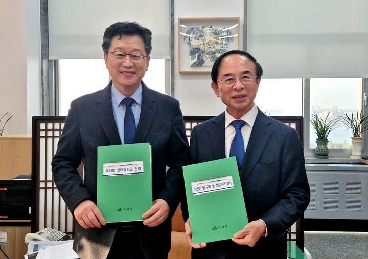 [임실=뉴시스] 임실군의 옥정호 생태관광 인프라 구축을 위한 현안사업 해결차 국회 안호영 기후에너지환경노동위원장을 만난 심민 임실군수(오른쪽)가 안호영 위원장(왼쪽)에게 국회의 지원을 건의한 뒤 함께 사진을 찍고 있다. *재판매 및 DB 금지