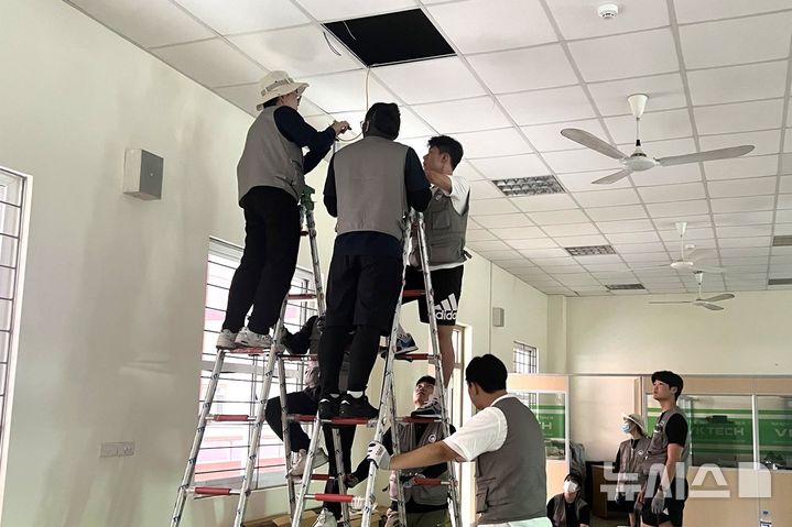 [인천=뉴시스] 한국폴리텍대학 김대현 교수와 재학생들이 VKTech 건물 내 노후 조명기구를 LED로 교체하고 있다. (사진=폴리텍대학 제공) 2025.11.17. photo@newsis.com