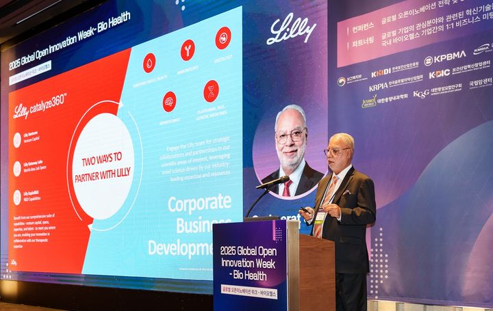 [서울=뉴시스] 릴리 구르키라트 싱 부사장이 지난 12일 '2025 글로벌 오픈이노베이션 위크 - 바이오헬스' 행사에서 강연을 진행하고 있다. (사진=한국릴리 제공) *재판매 및 DB 금지