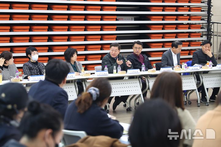 [광명=뉴시스]광명시가 광명동초 안전한 통학로 조성 환경을 위한 간담회를 가졌다(사진=광명시 제공)2025.11.17.photo@newsis.com