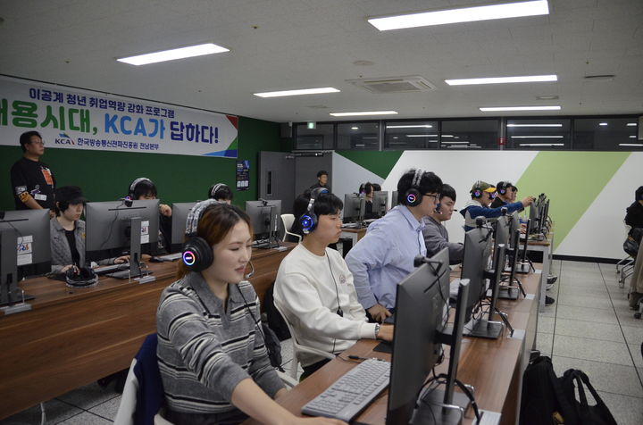 [나주=뉴시스] 한국방송통신전파진흥원은 17일 전남 나주시 동신대학교 혁신융합캠퍼스에서 컴퓨터학과 학생들을 대상으로 일자리창출을 위한 청년 취업역량 강화를 위한 체험형 프로그램을 운영했다. (사진 = 한국방송통신전파진흥원 제공) 2025.11.17 photo@newsis.com *재판매 및 DB 금지