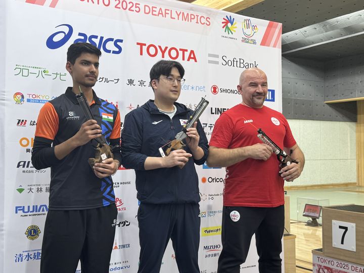 [서울=뉴시스] 17일 일본 도쿄 아지노모토 국립훈련센터 사격장에서 열린 남자 10m 공기권총 결선에서 금메달을 획득한 김태영(가운데). (사진=대한장애인체육회 제공) *재판매 및 DB 금지