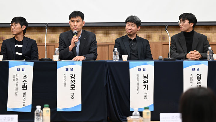 [광주=뉴시스] 이현행 기자 = 17일 오후 광주 서구 김대중컨벤션센터에서 뉴시스광주전남본부와 광주시교육청이 공동 주최·주관한 '2025 자율형 공립고 2.0-지역대학 상생 발전 포럼'이 열리고 있다. 2025.11.17. *재판매 및 DB 금지