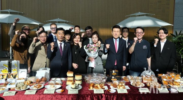 [포항=뉴시스] 송종욱 기자 = 17일 포항시청 솔라갤러리에서 지역 12개 베이커리가 참여한 가운데 포항 빵지순례가 열렸다. (사진=포항시 제공) 2025.11.17. photo@newsis.com