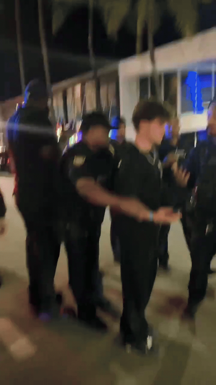 [뉴시스]경찰과 실랑이 중인 잭 도허티.(영상출처: 틱톡) 2025.11.17. *재판매 및 DB 금지