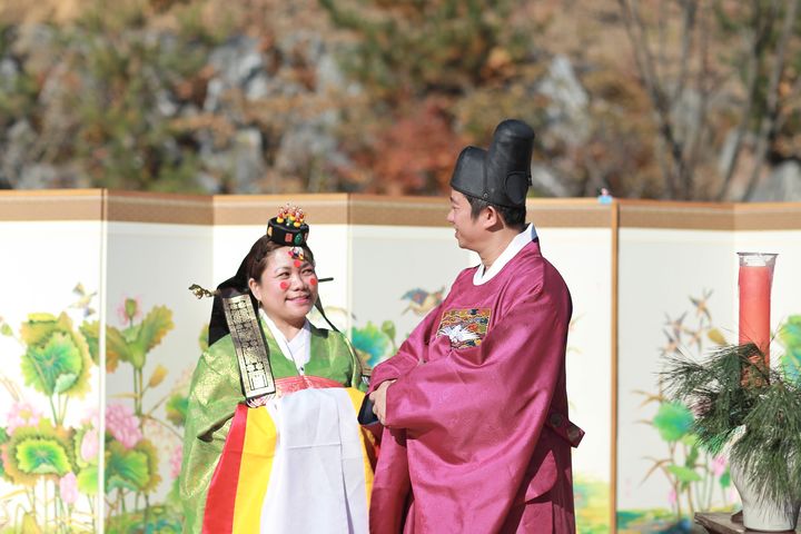 [구미=뉴시스] 전통혼례 재현 행사. (사진=구미시 제공) 2025.11.17 photo@newsis.com *재판매 및 DB 금지
